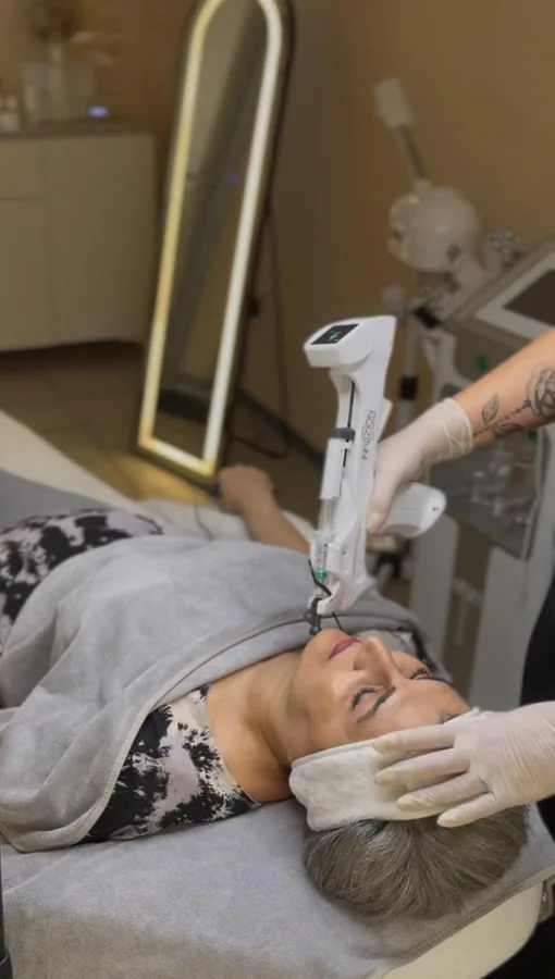 Gesichtsbehandlung mit Handstück im Behandlungsraum von Murphys Beauty